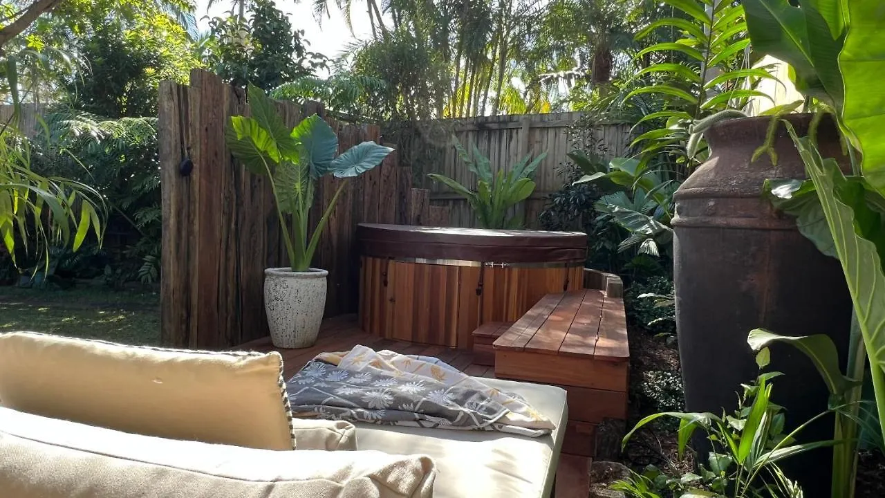 Beach Jungle - Hot Tub, Firepit & Pool In Beachside Oasis Μπάιρον Μπέι 0*,  Αυστραλία